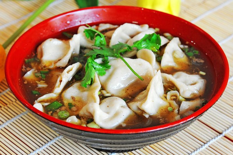 等饺子的边皮变至透明,则说明饺子熟了,此时,关小火,放入辣椒,香油