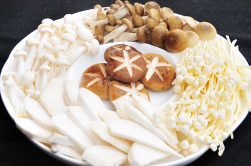 即日起开始 火锅要好吃,离不开锅底 选材,配料,熬制 菜品新鲜,选材