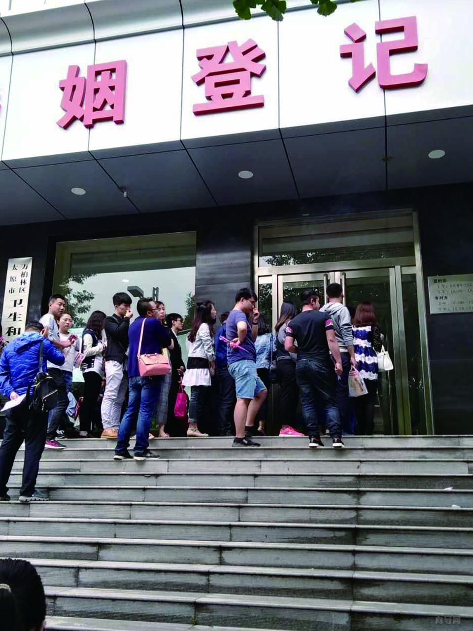 在民政局门口发放婚庆专刊