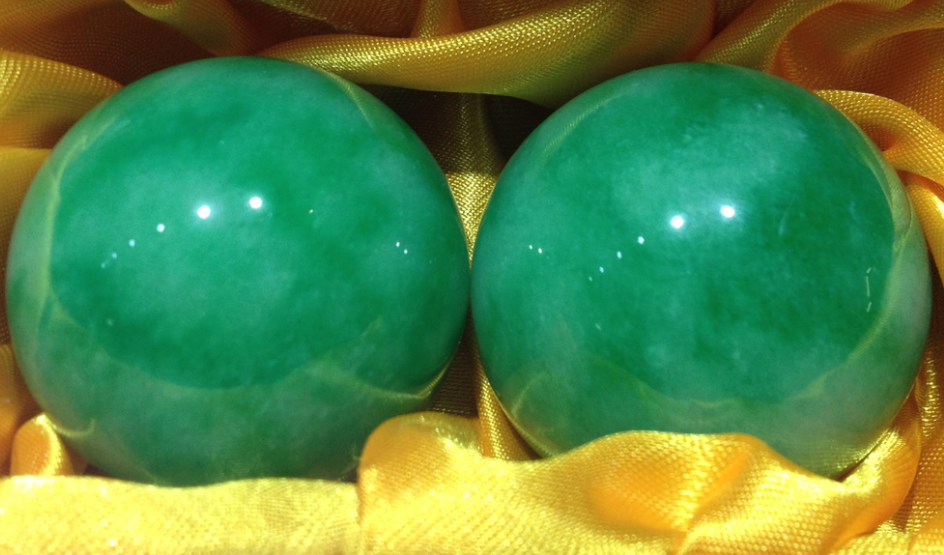 是一种人造仿翡翠制品,主要矿物为石英,为纯石英或石英晶体熔化加入