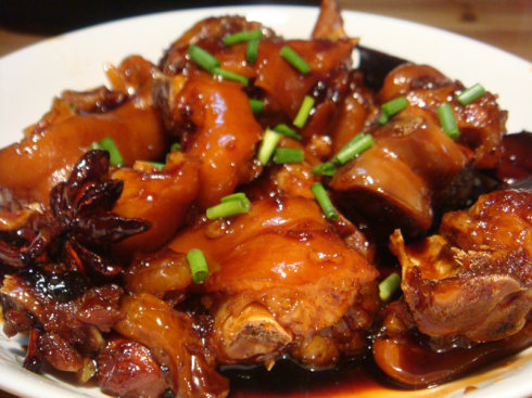 红烧猪脚是一道传统的汉族名菜,在川菜或粤菜中较知名.