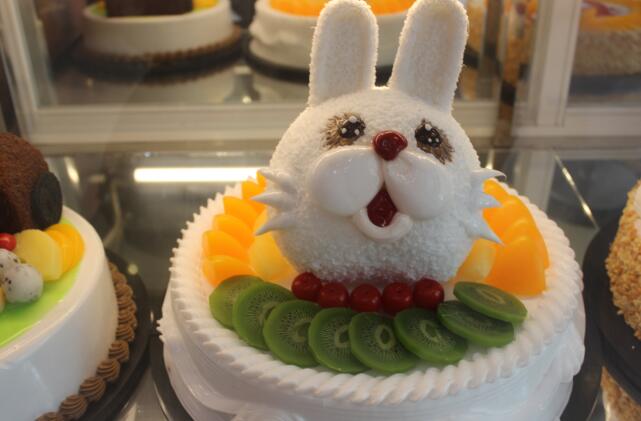 卡通兔子水果蛋糕