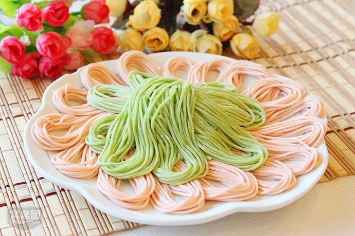 豆腐,白菜,粉条,海带,虾卷 凉菜:2个小菜    主食:蔬菜面(手擀面)