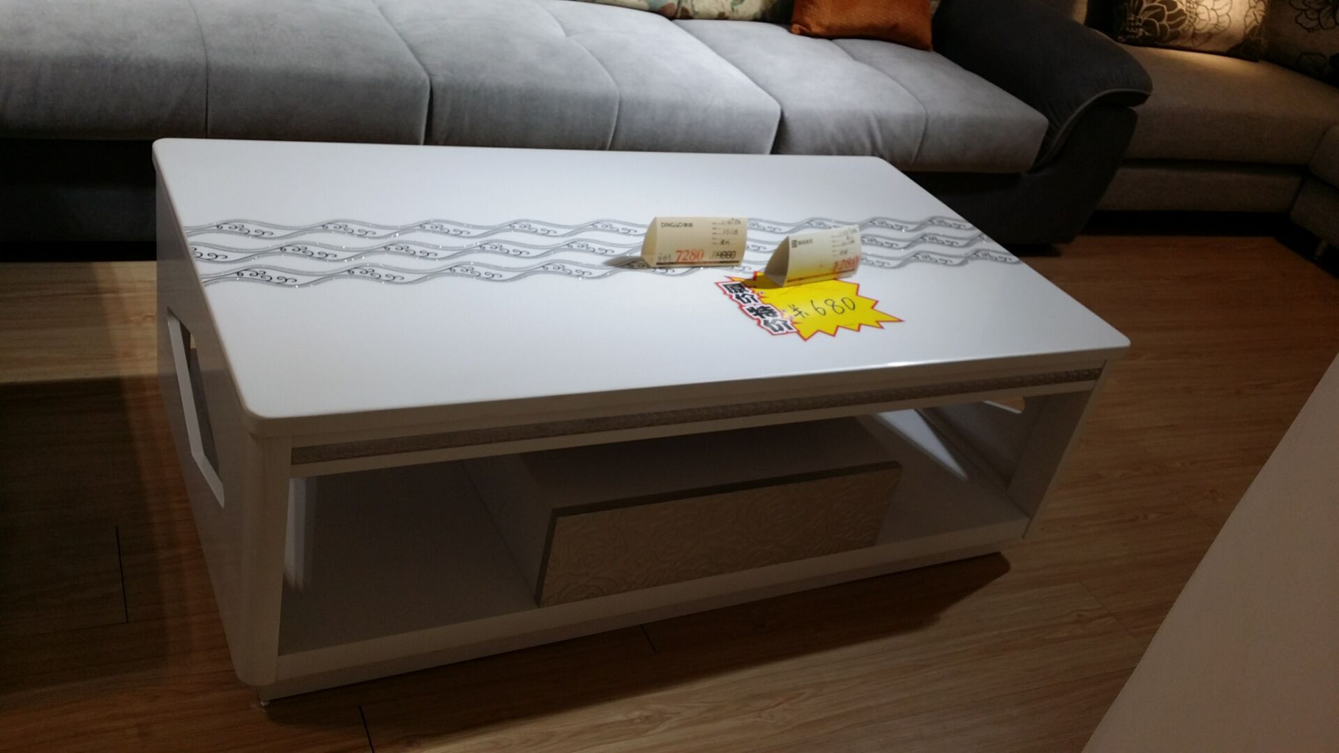 精美大理石茶几原价:1380元 特价:680元 1.3米x0.7米 限时抢购