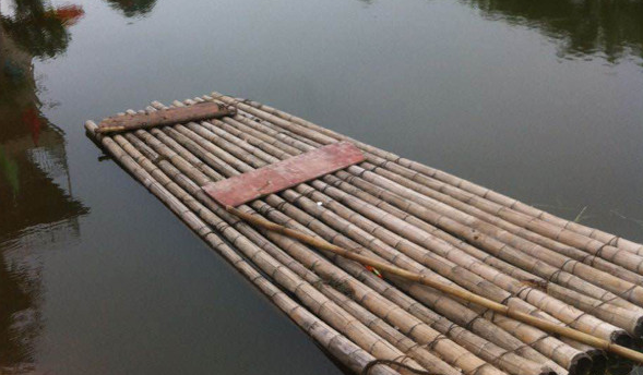 河塘边的小木筏