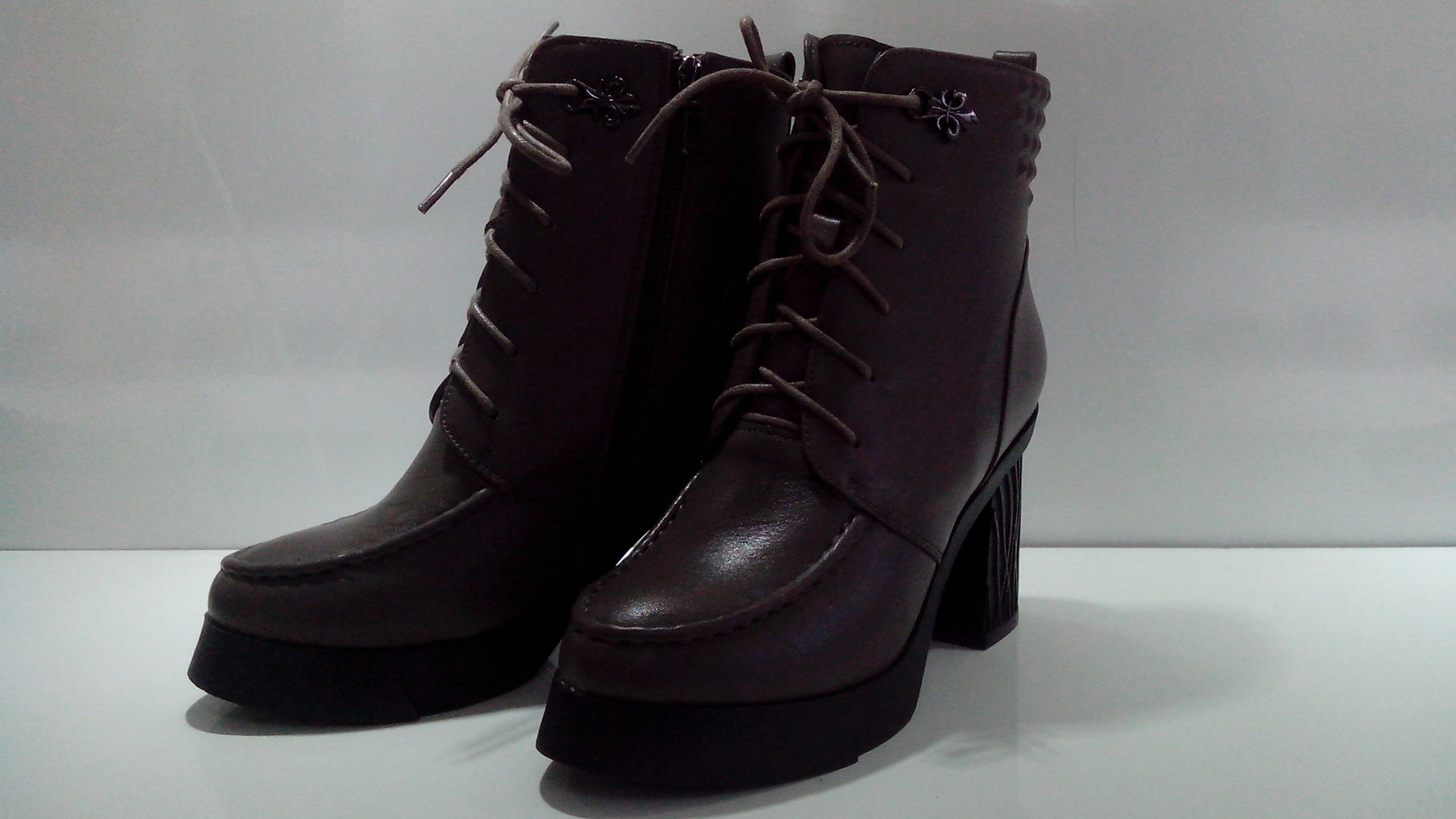 康妮真皮时尚女鞋