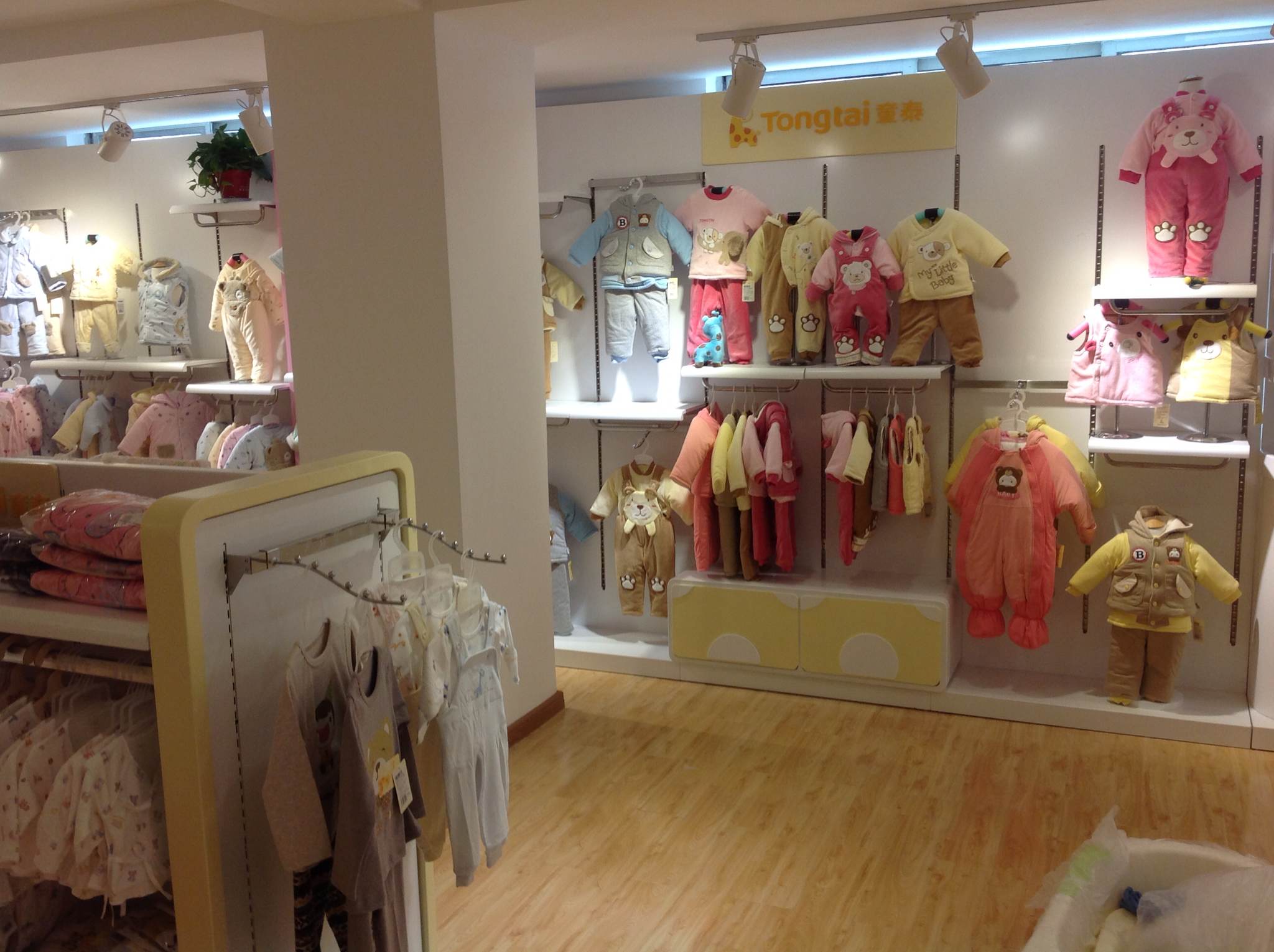 童泰婴幼儿服饰店内展示
