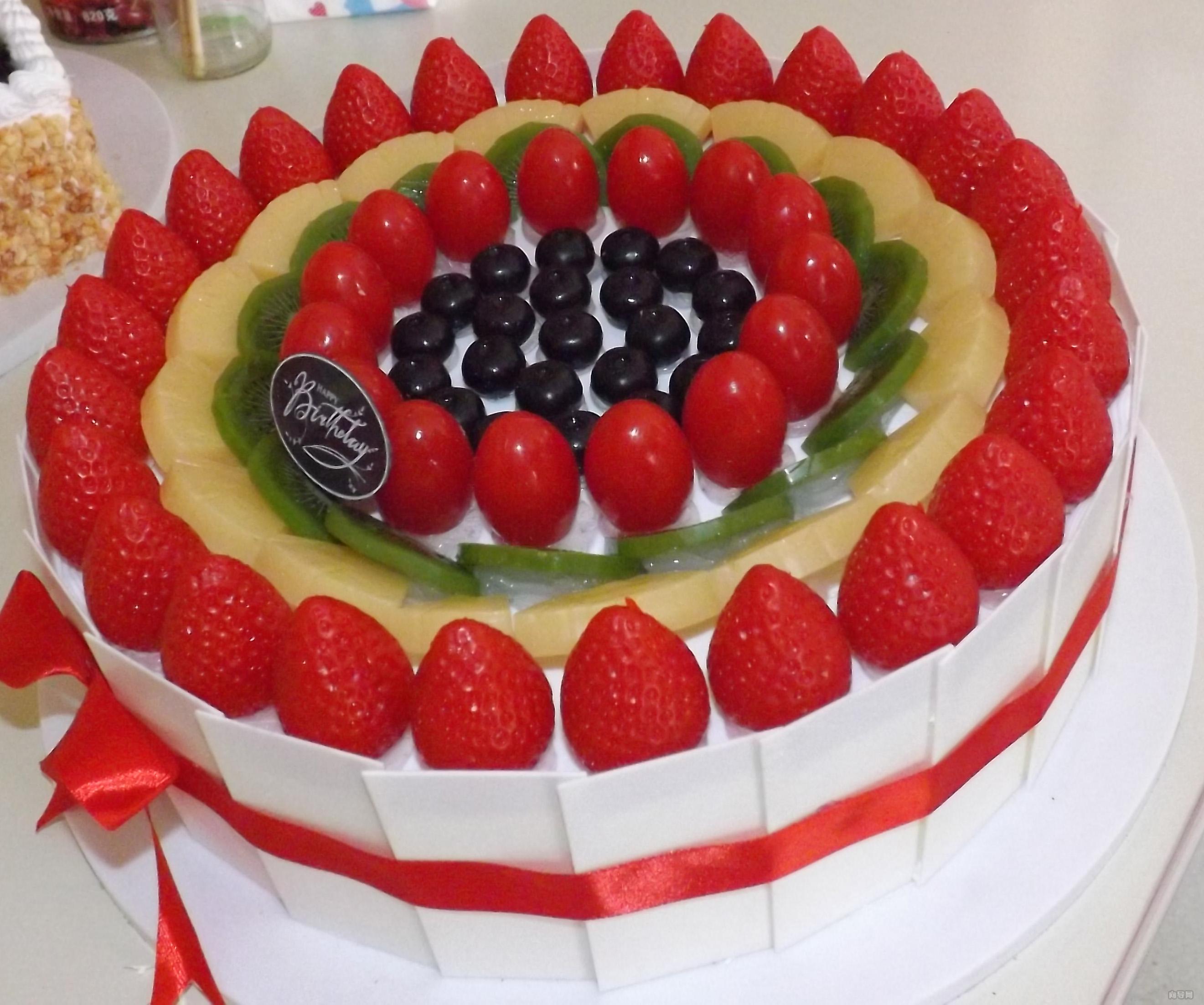 节日快乐 圆形欧式水果蛋糕